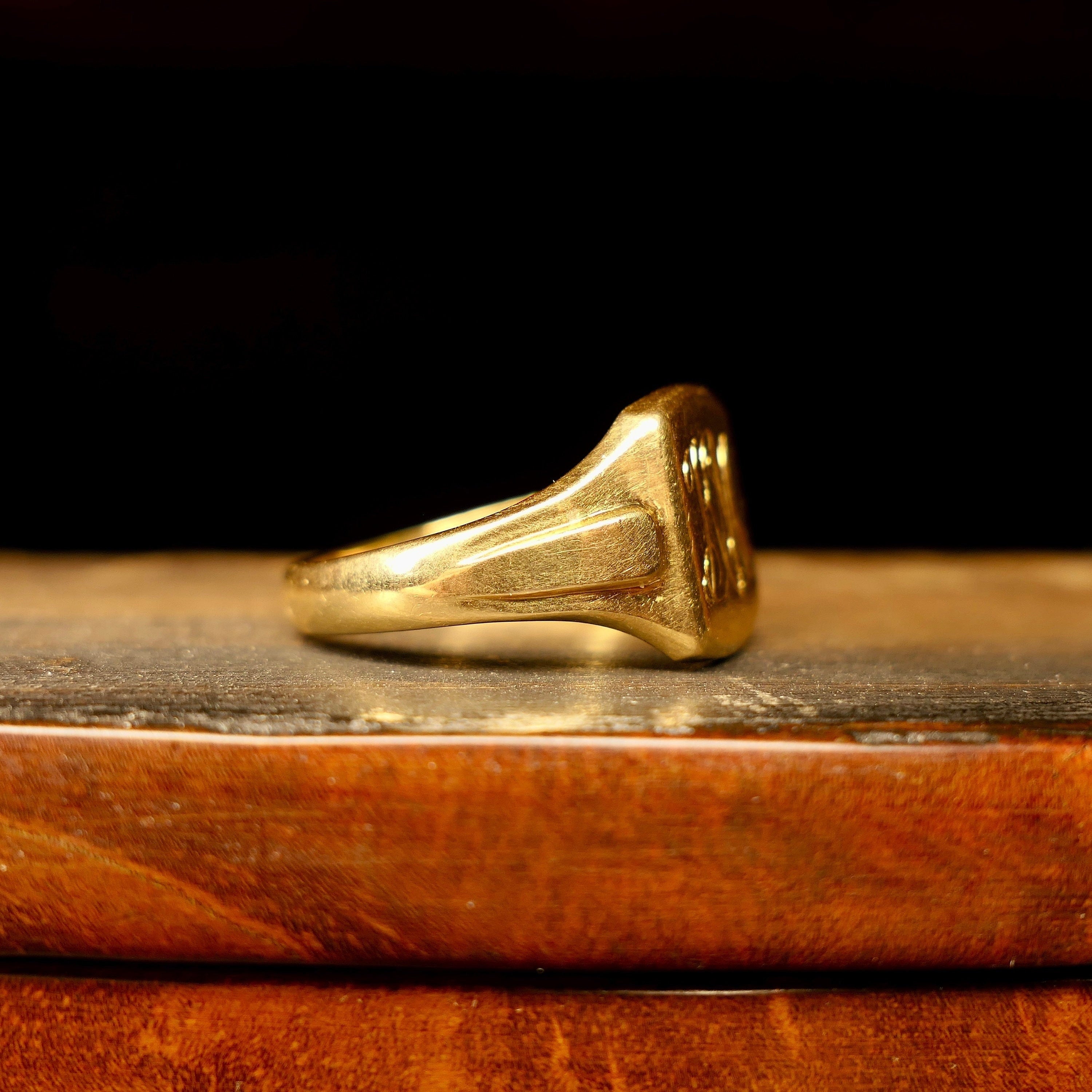 Gents vintage 18ct gold signet ring, 7.6 grams