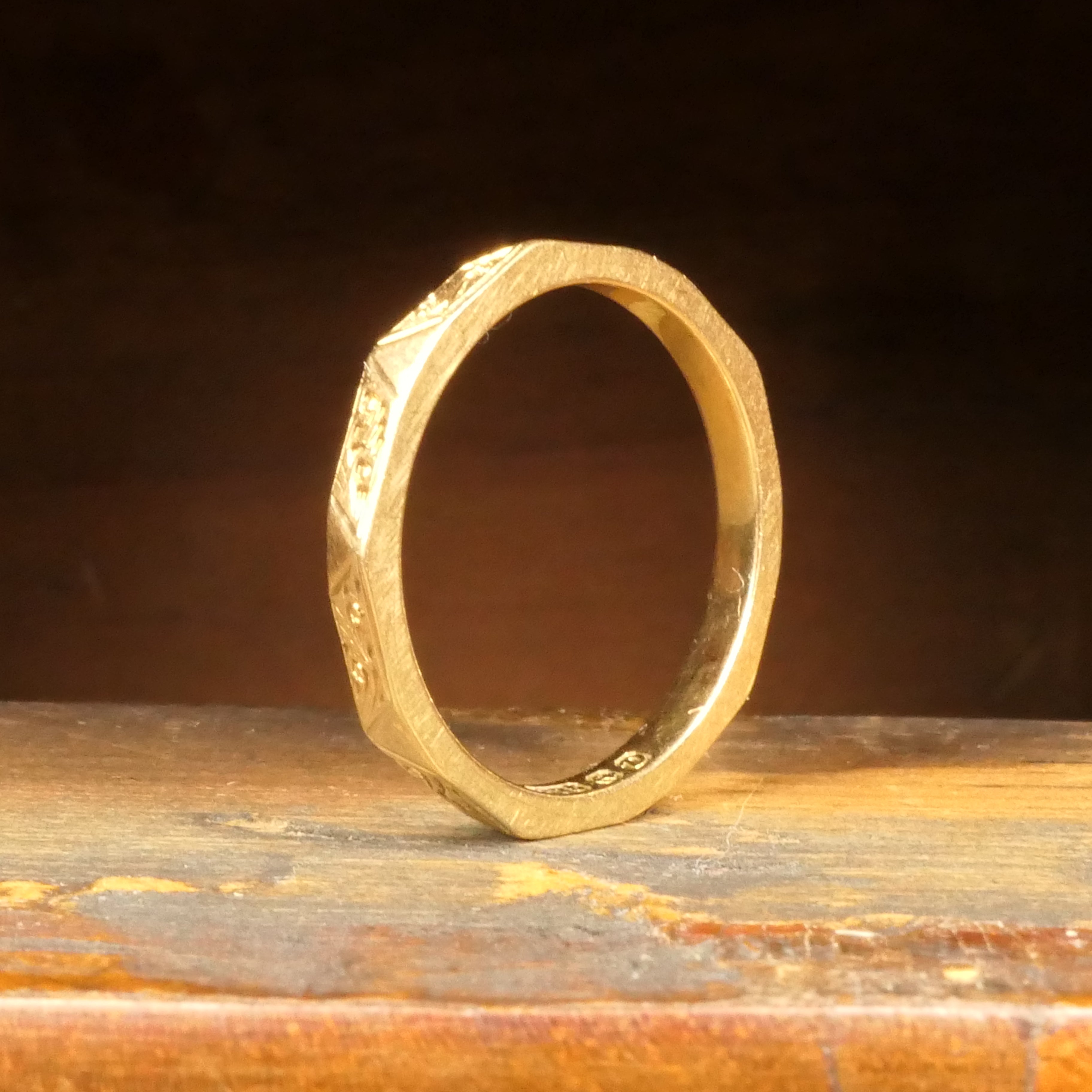 1950s Vintage 9ct Gold Faceted Band Ring. Hallmarked 1953