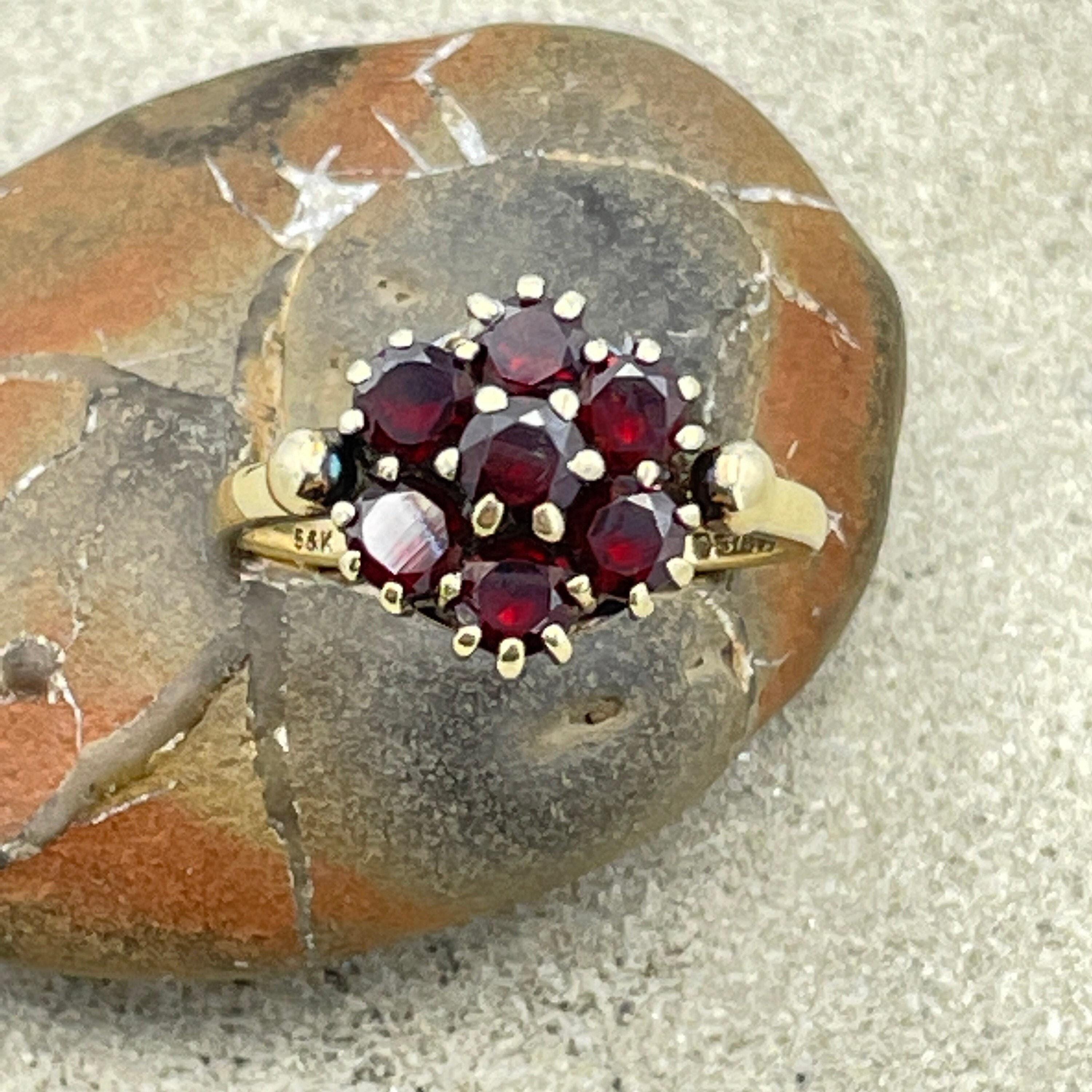 Vintage 1950s 9ct gold garnet cluster ring, hallmarked 1959