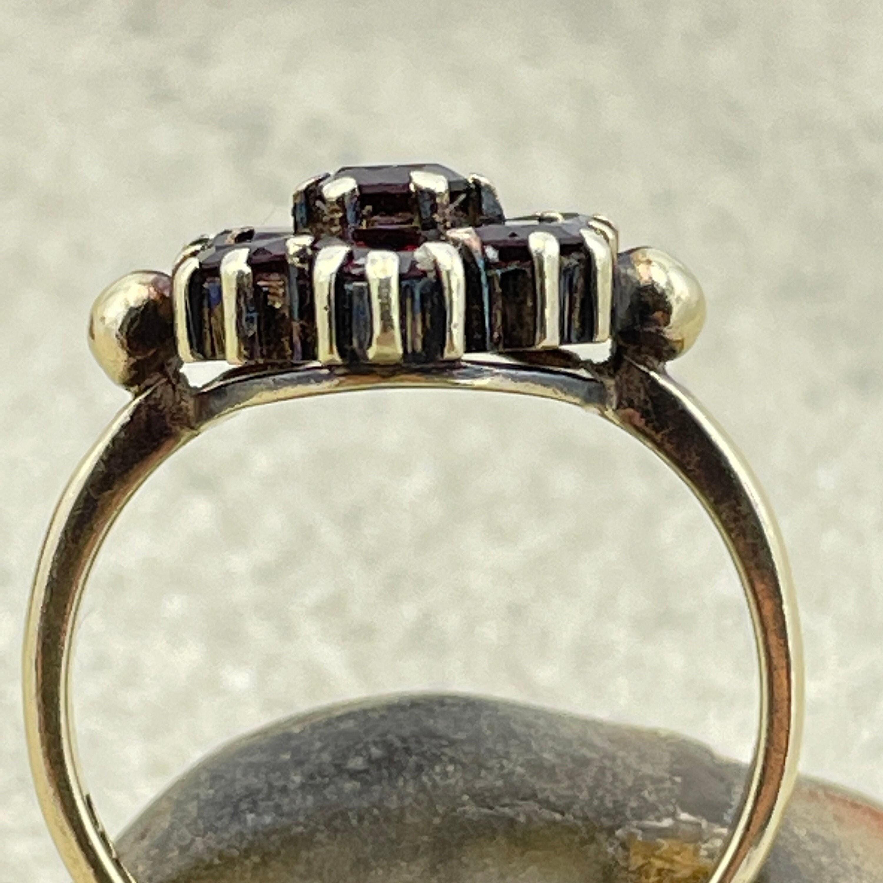 Vintage 1950s 9ct gold garnet cluster ring, hallmarked 1959