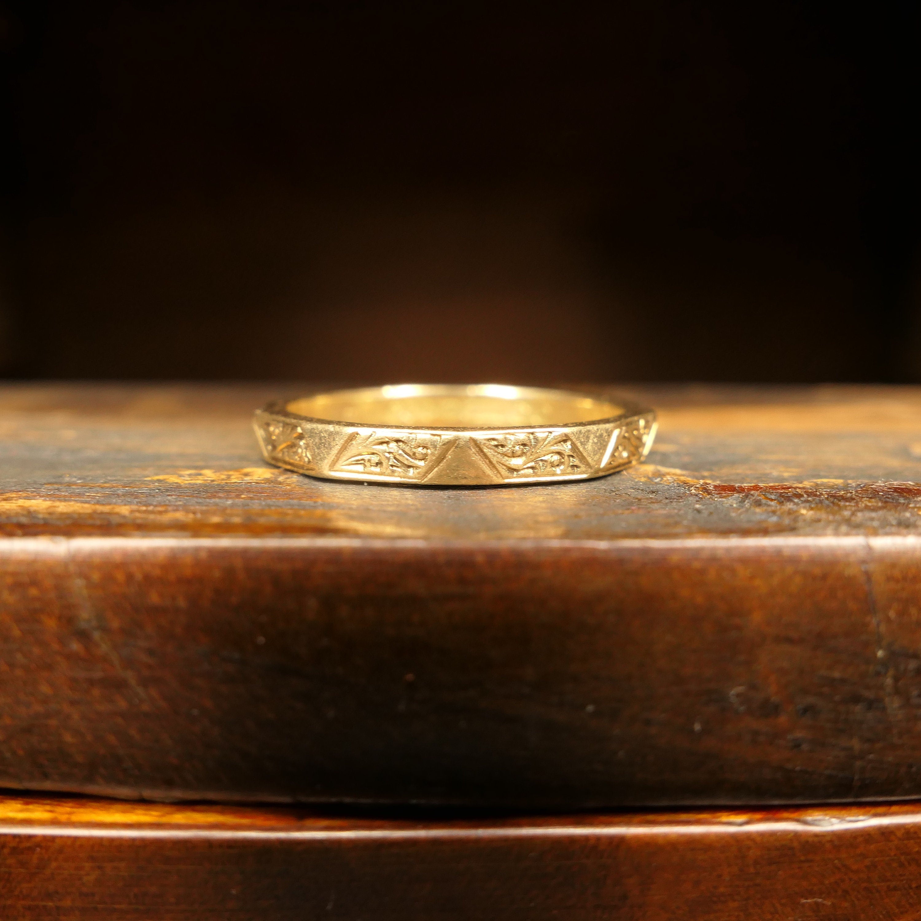 1950s Vintage 9ct Gold Faceted Band Ring. Hallmarked 1953