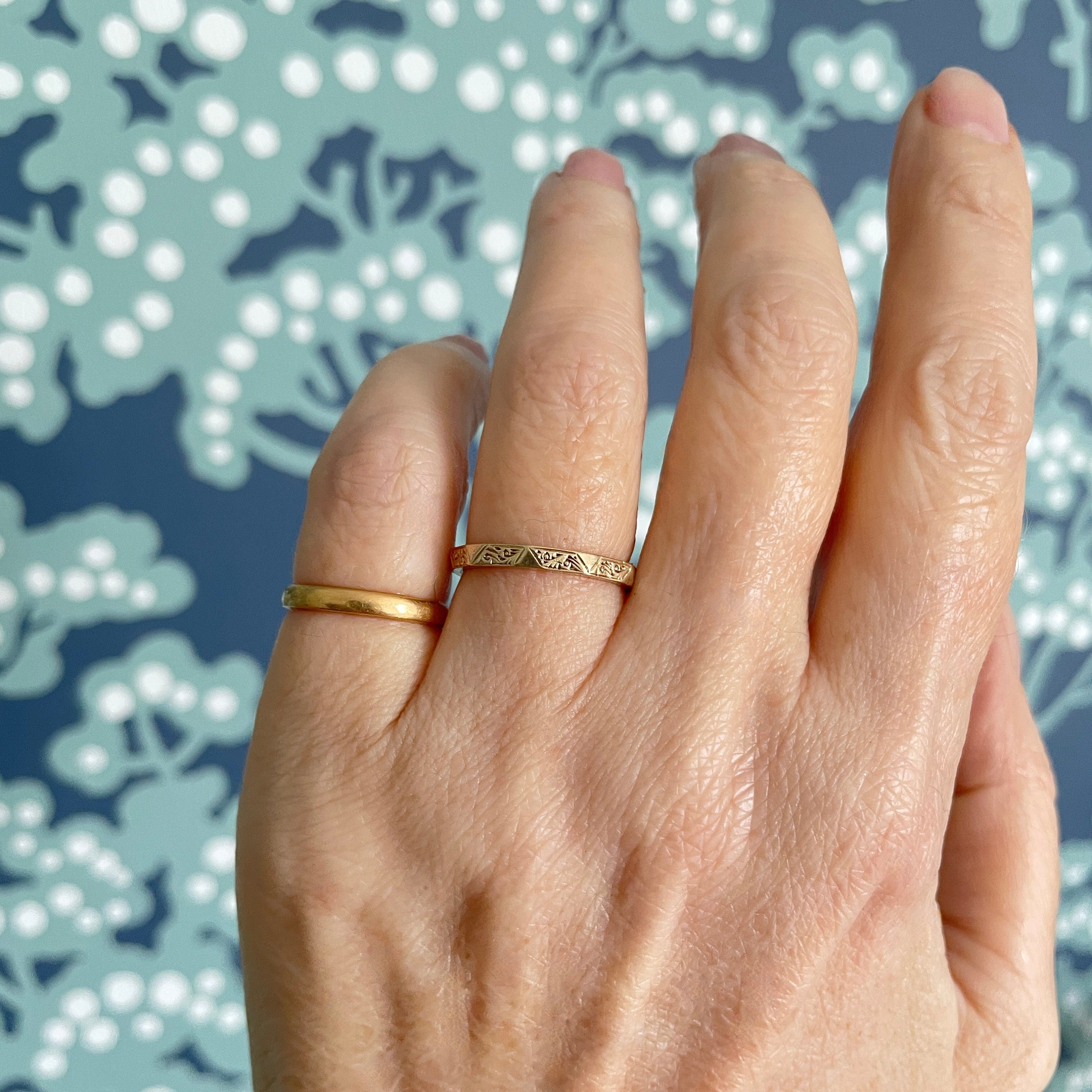 1950s Vintage 9ct Gold Faceted Band Ring. Hallmarked 1953