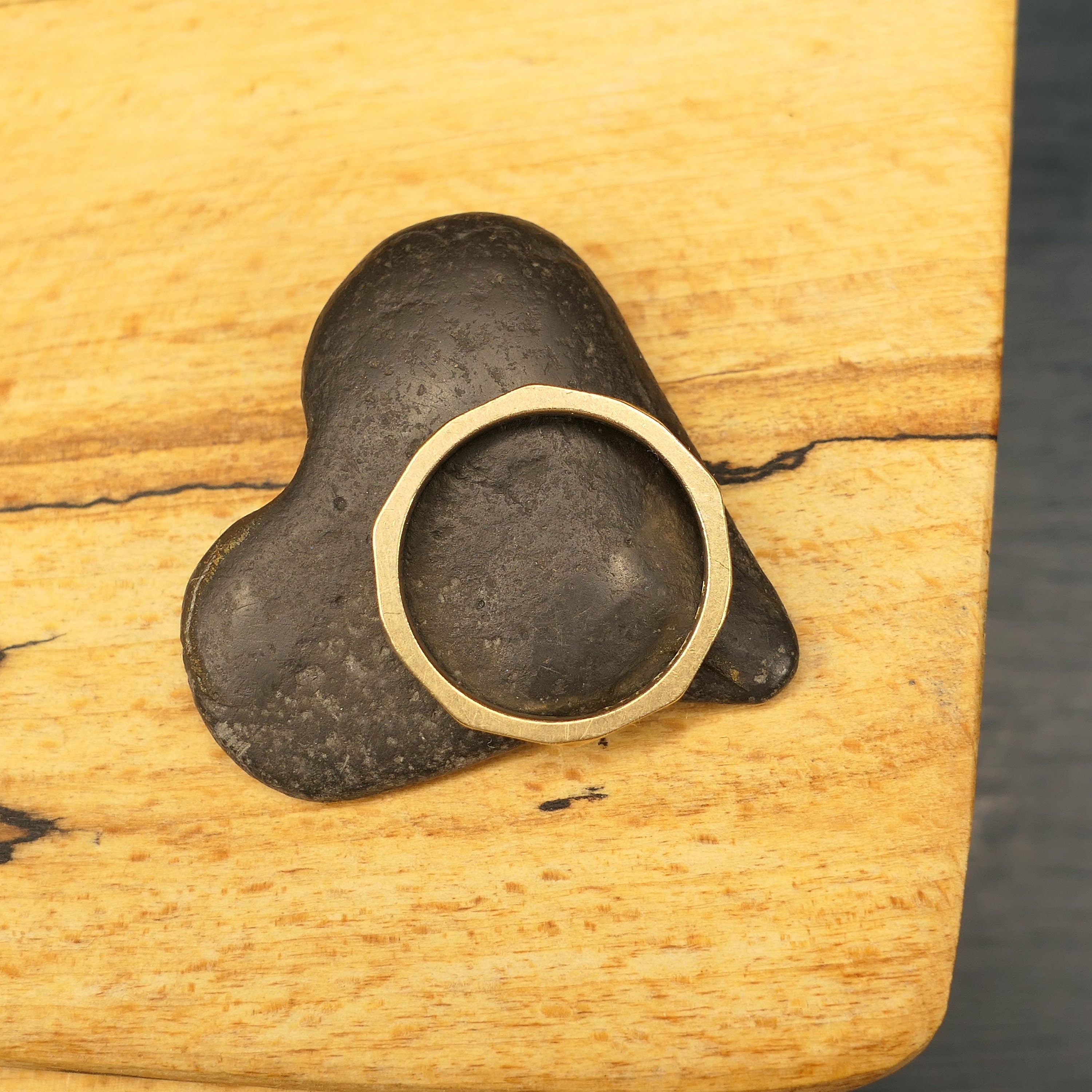 1950s Vintage 9ct Gold Faceted Band Ring. Hallmarked 1953