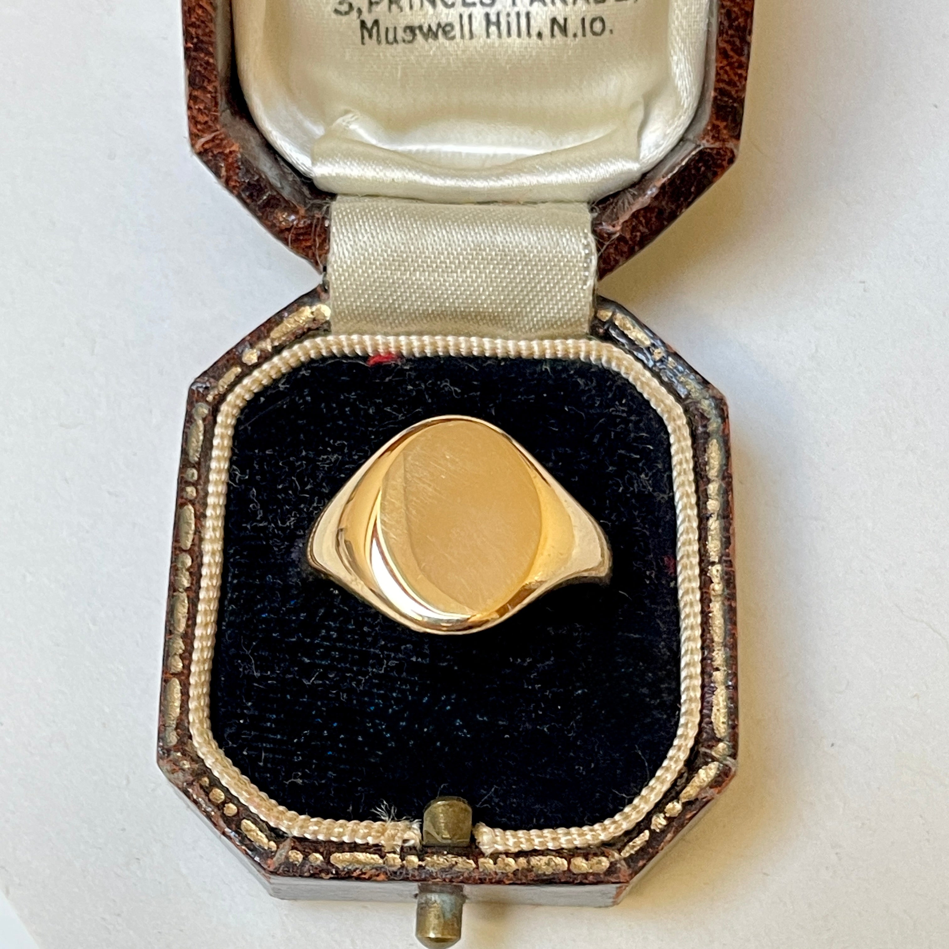 Antique, Gents 18ct Gold Signet Ring, Hallmarked in 1919, 8.4 Grams