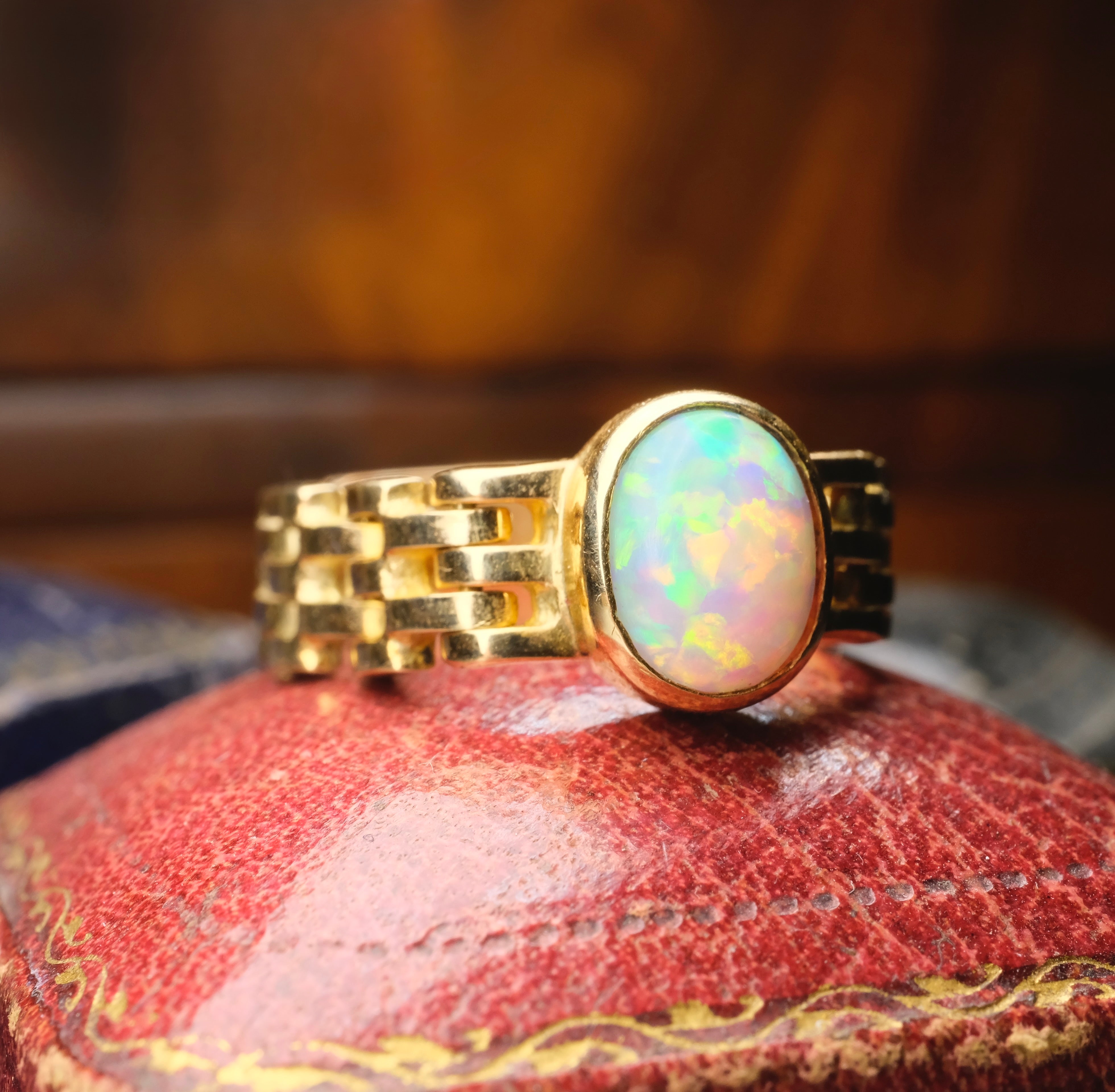 Vintage 18ct Gold Opal Solitaire Ring