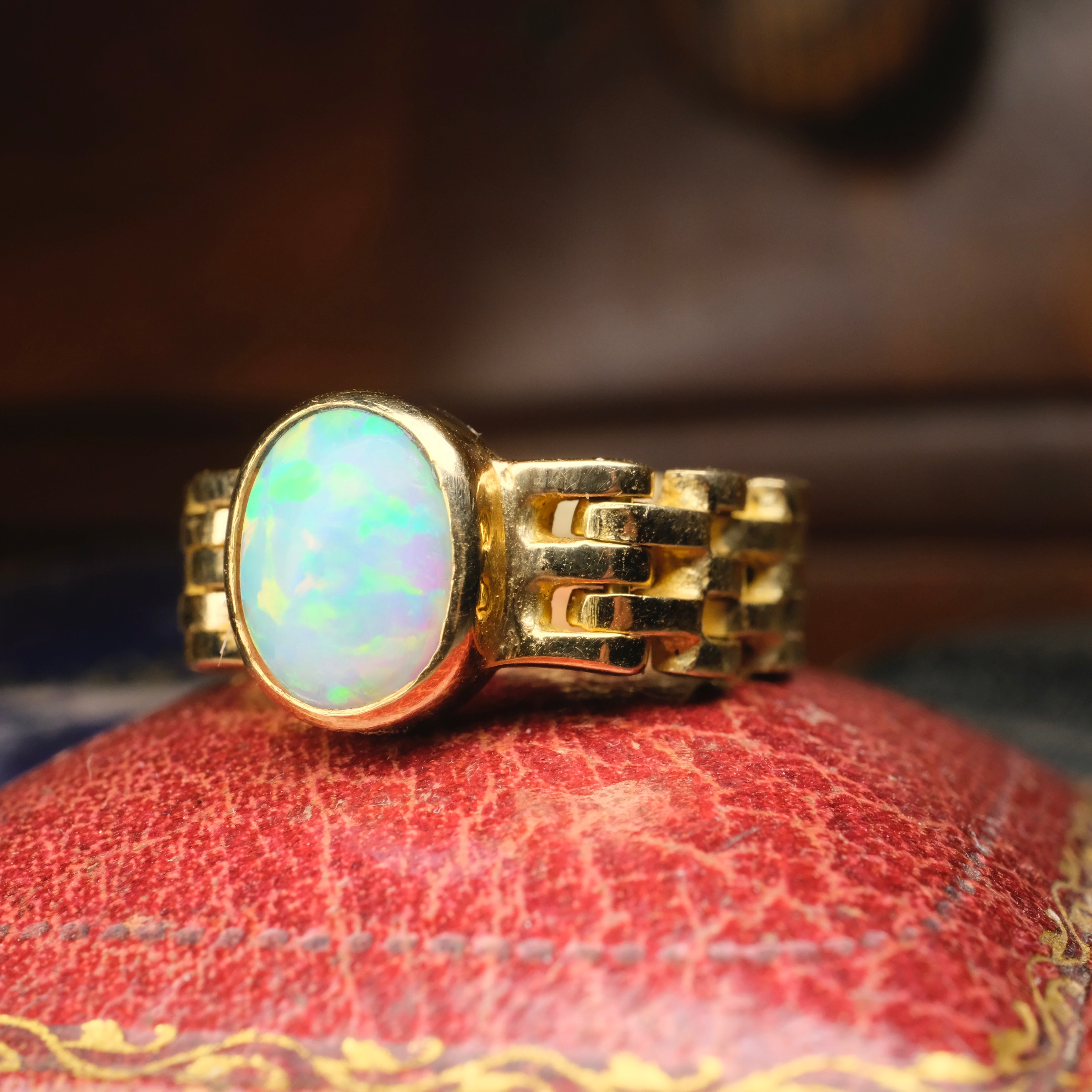 Vintage 18ct Gold Opal Solitaire Ring