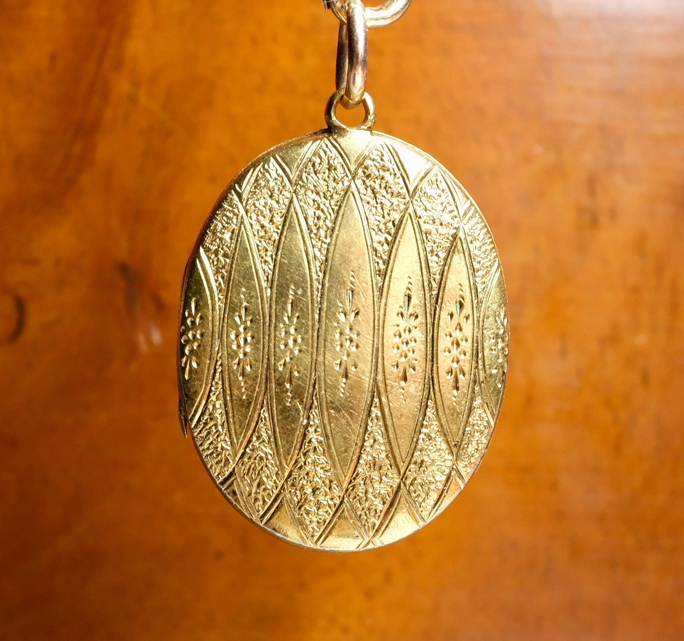 Antique, 18ct gold, oval locket, pendant