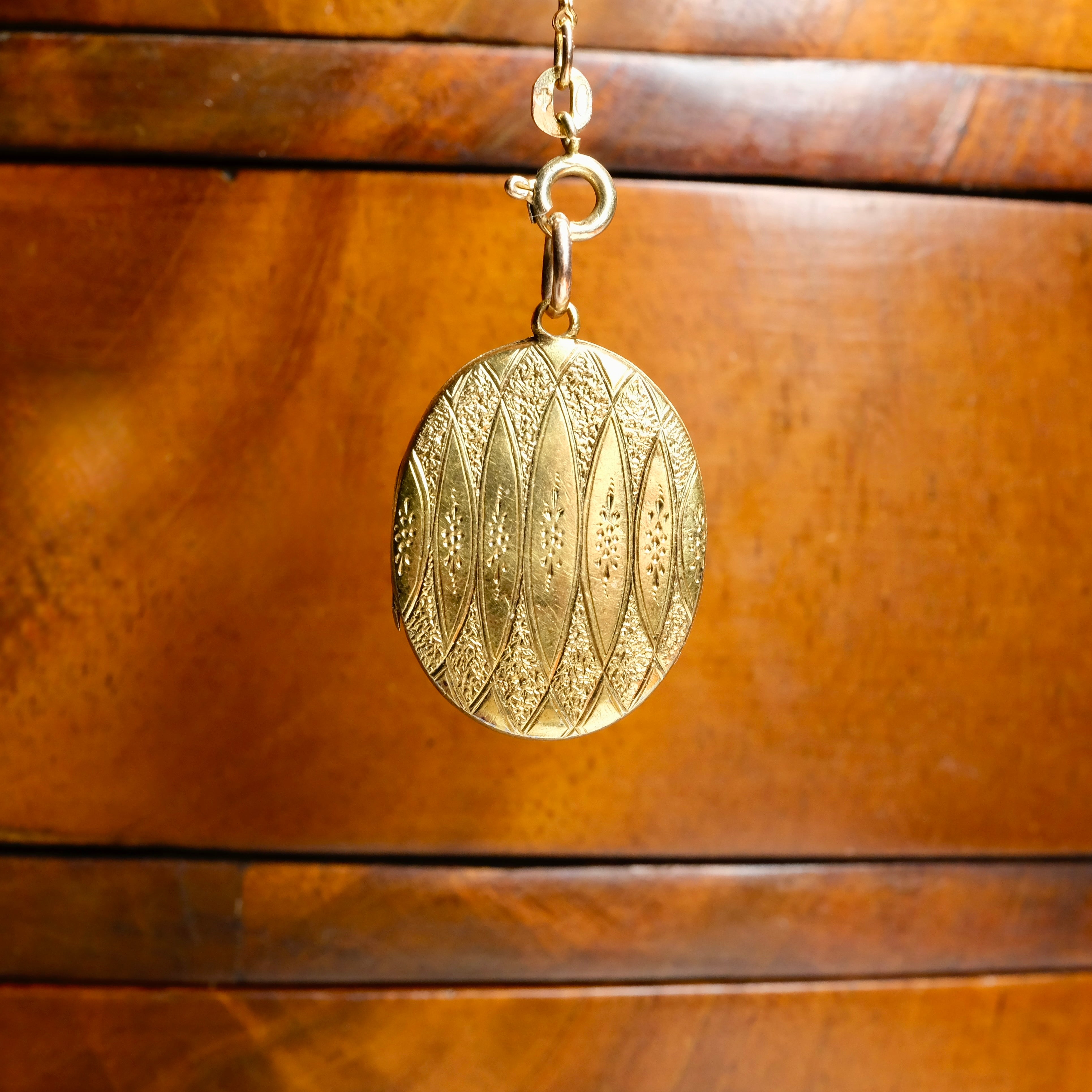 Antique, 18ct gold, oval locket, pendant