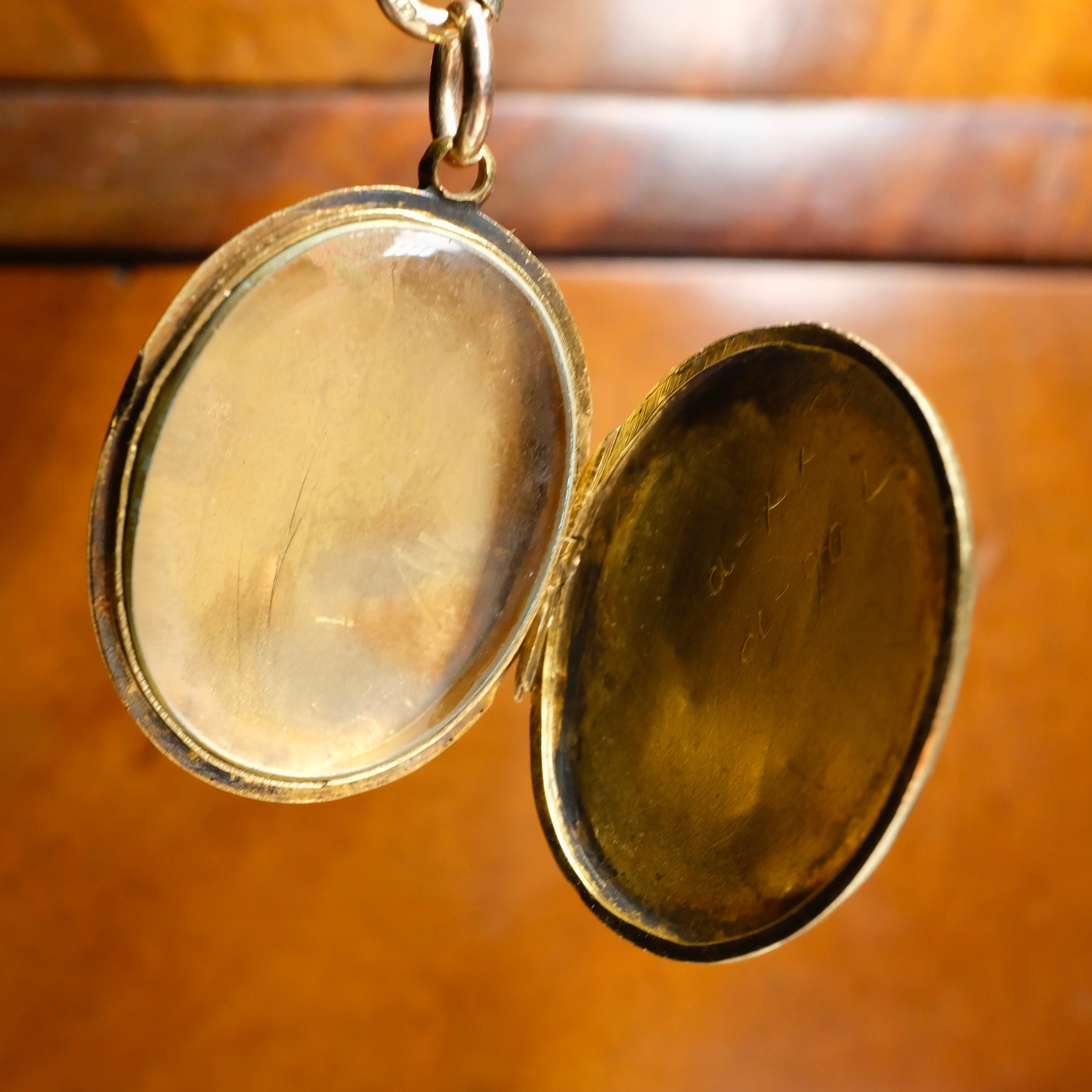 Antique, 18ct gold, oval locket, pendant