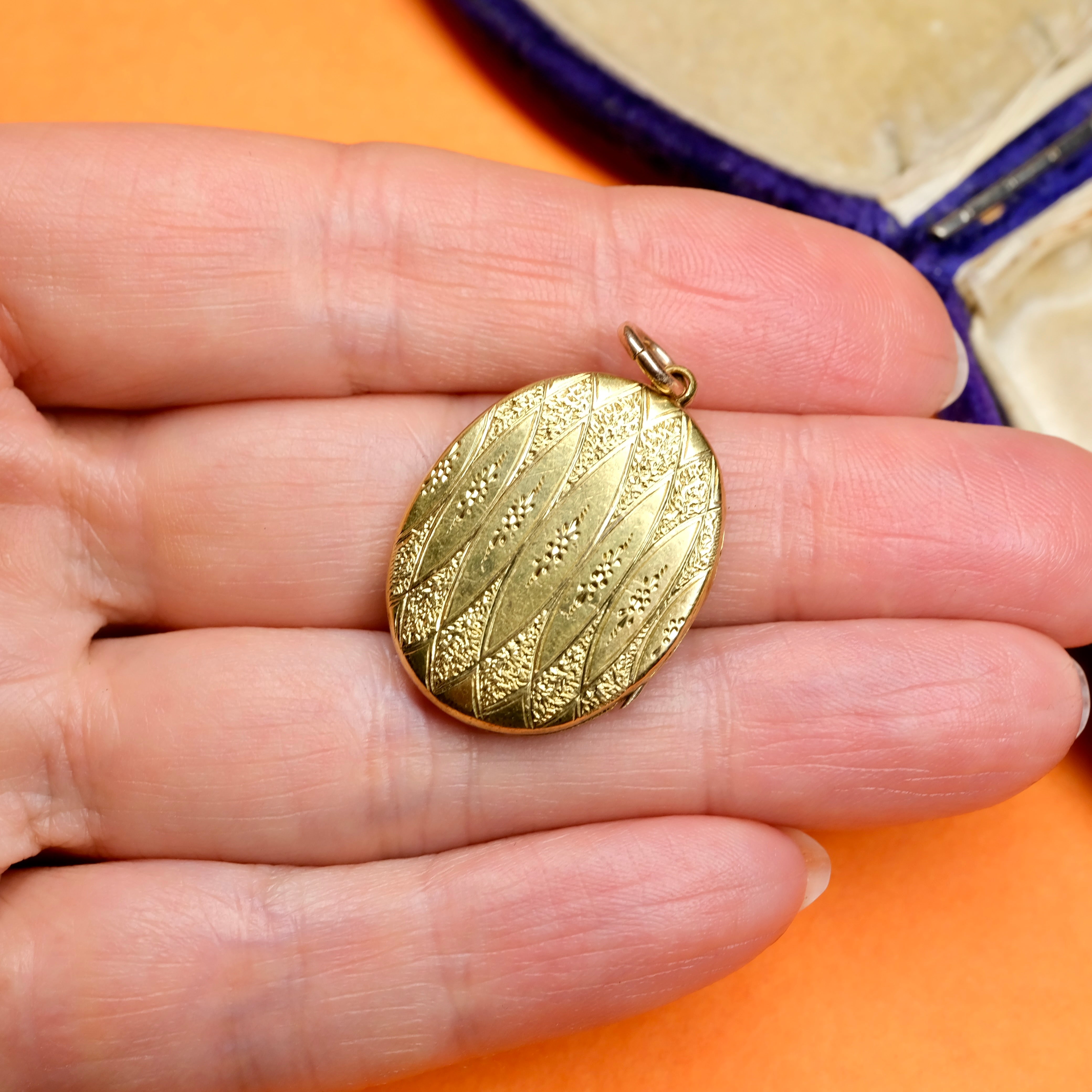 Antique, 18ct gold, oval locket, pendant