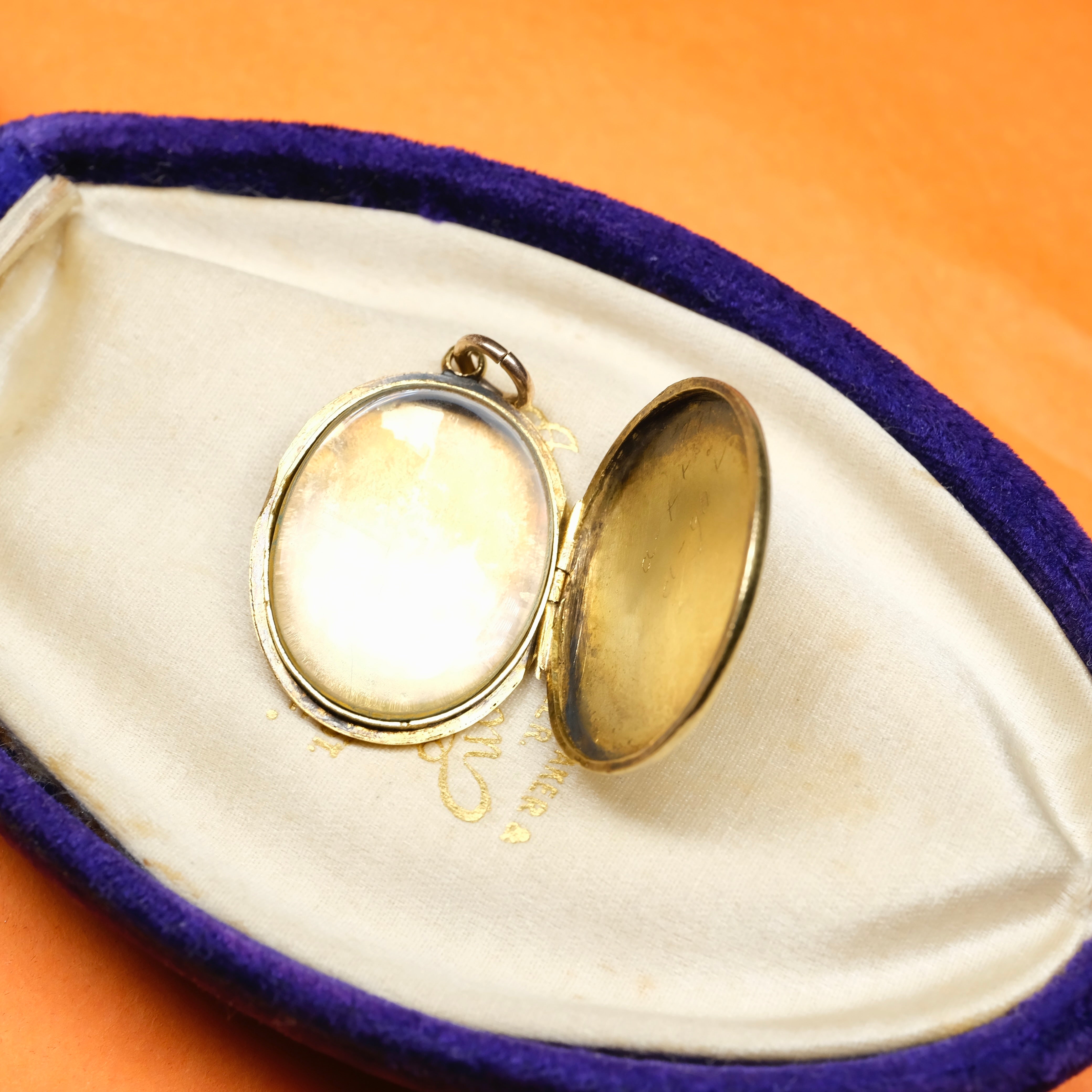 Antique, 18ct gold, oval locket, pendant