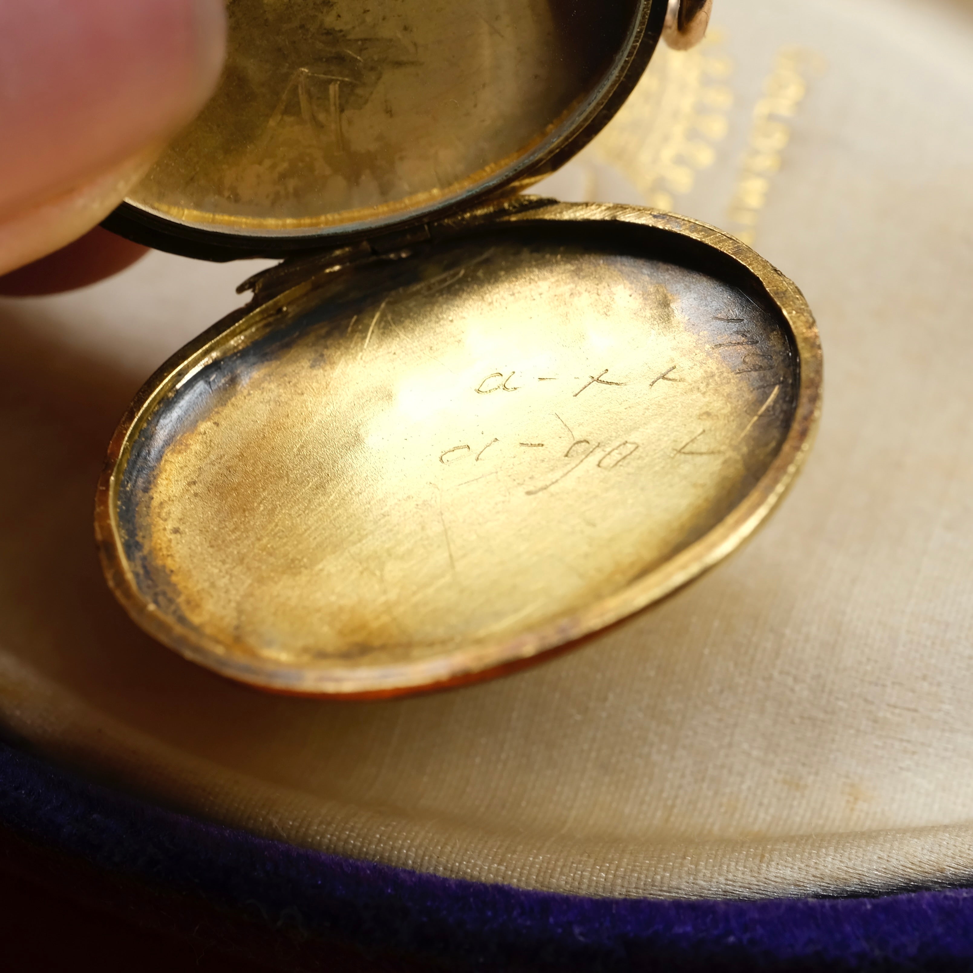 Antique, 18ct gold, oval locket, pendant