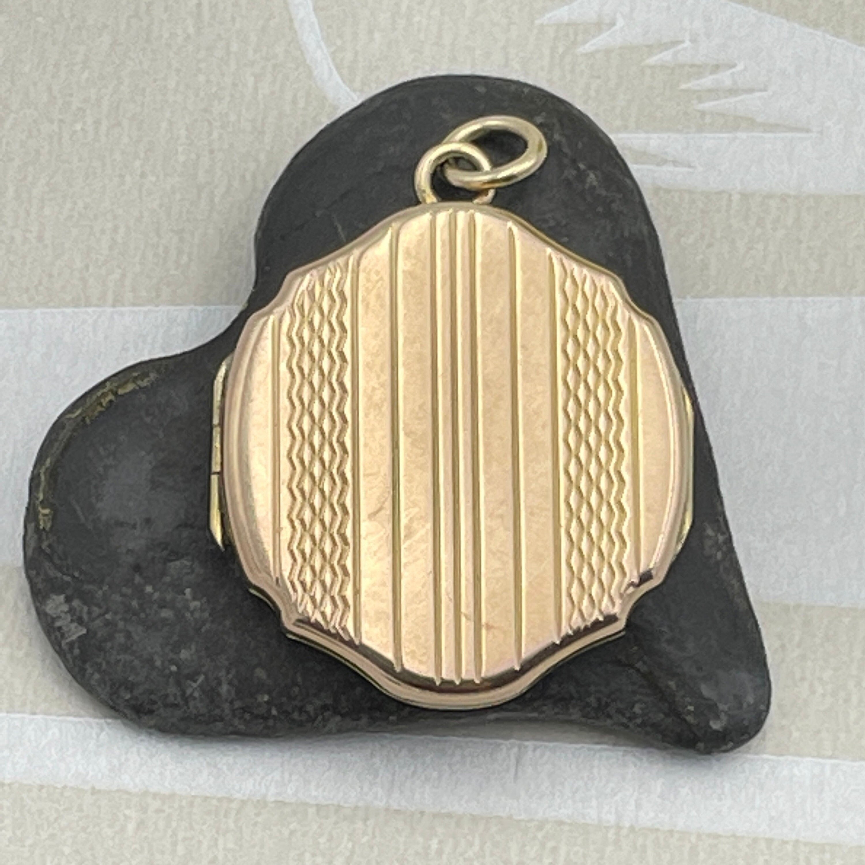 Vintage 1940s, 9ct rose gold locket, pendant