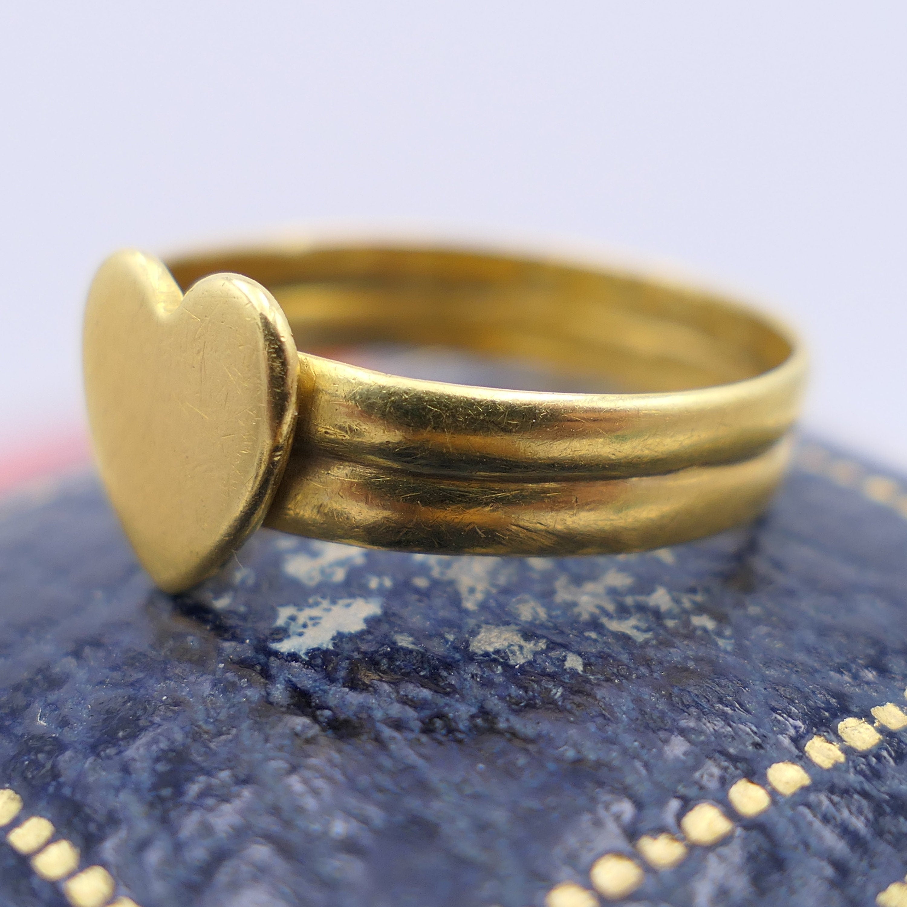 Victorian 22ct gold sweetheart ring in antique ring box