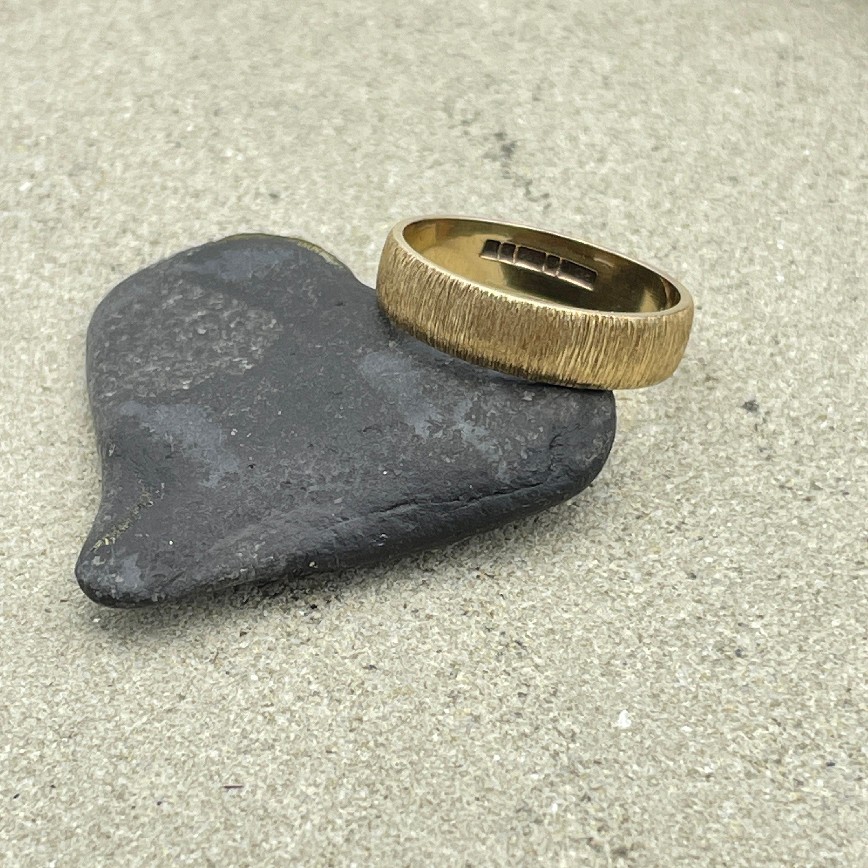 Vintage textured 9ct gold band ring