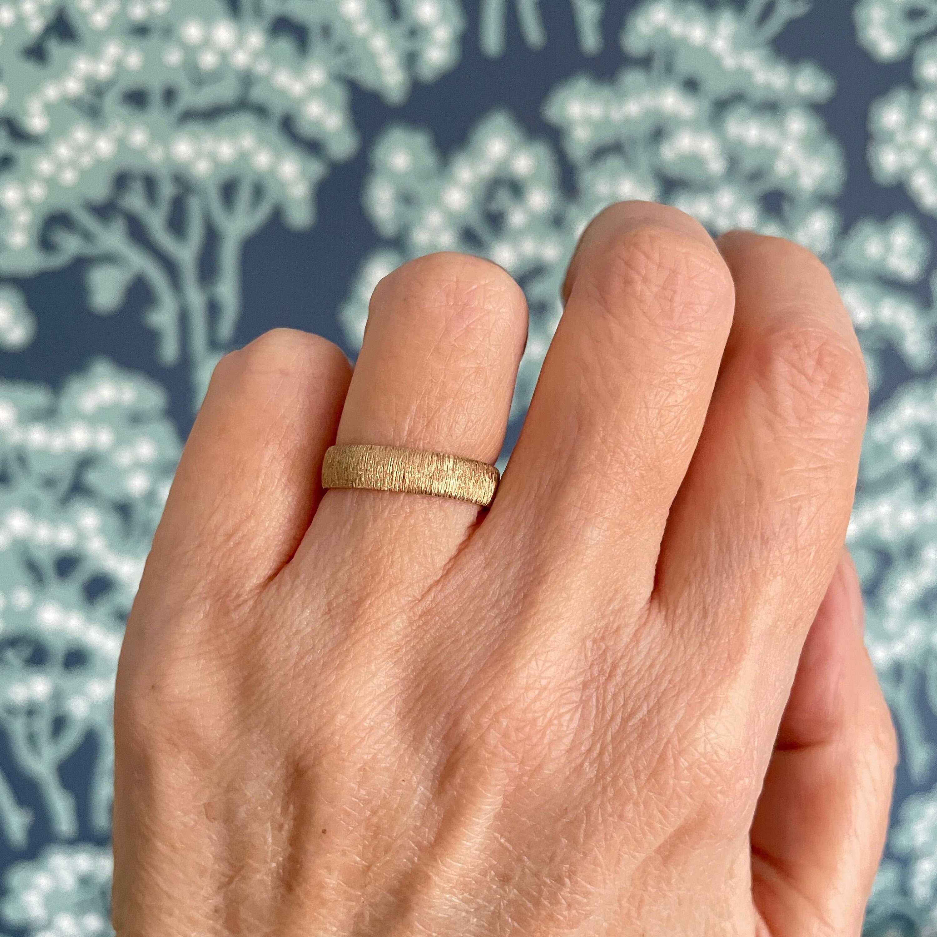 Vintage textured 9ct gold band ring