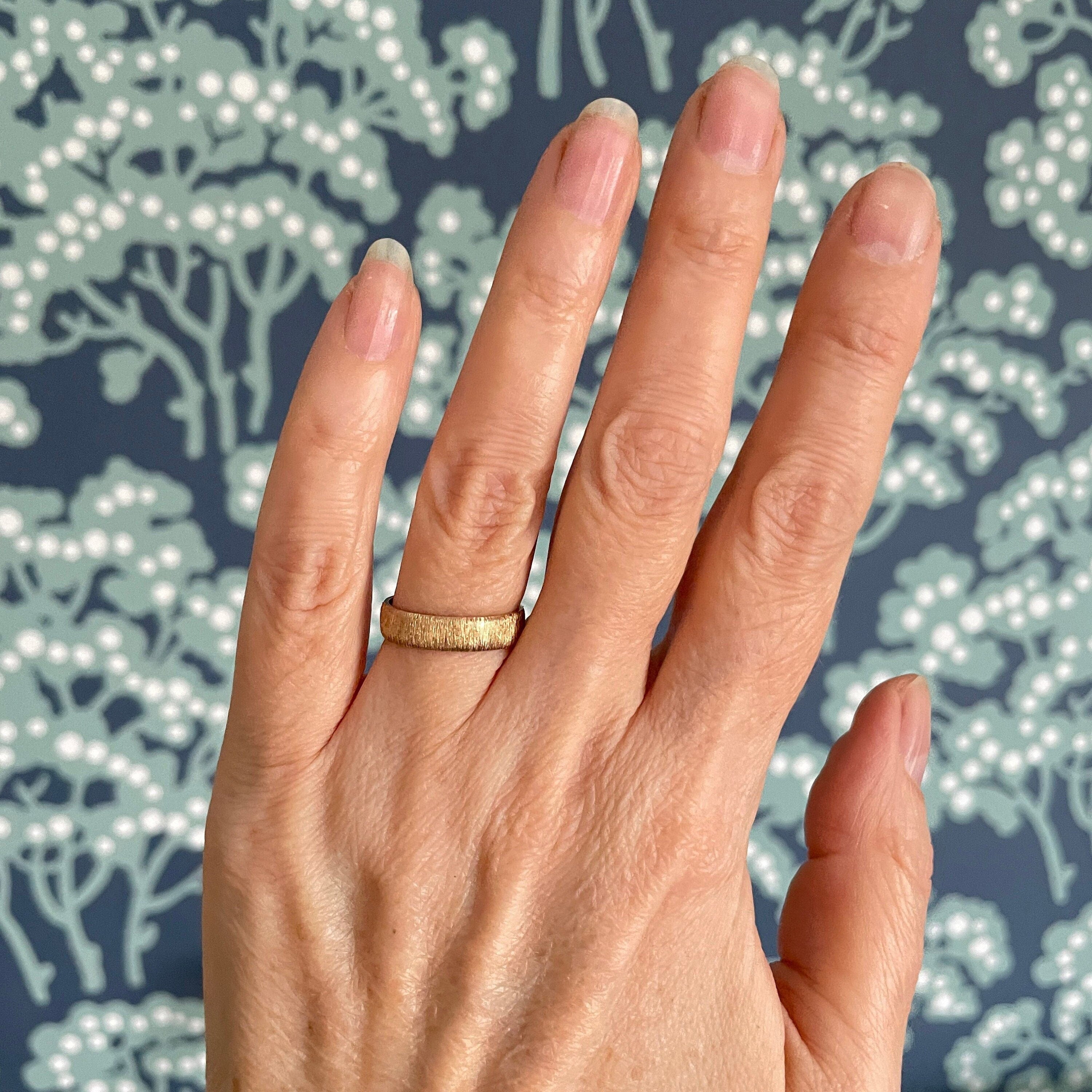 Vintage textured 9ct gold band ring