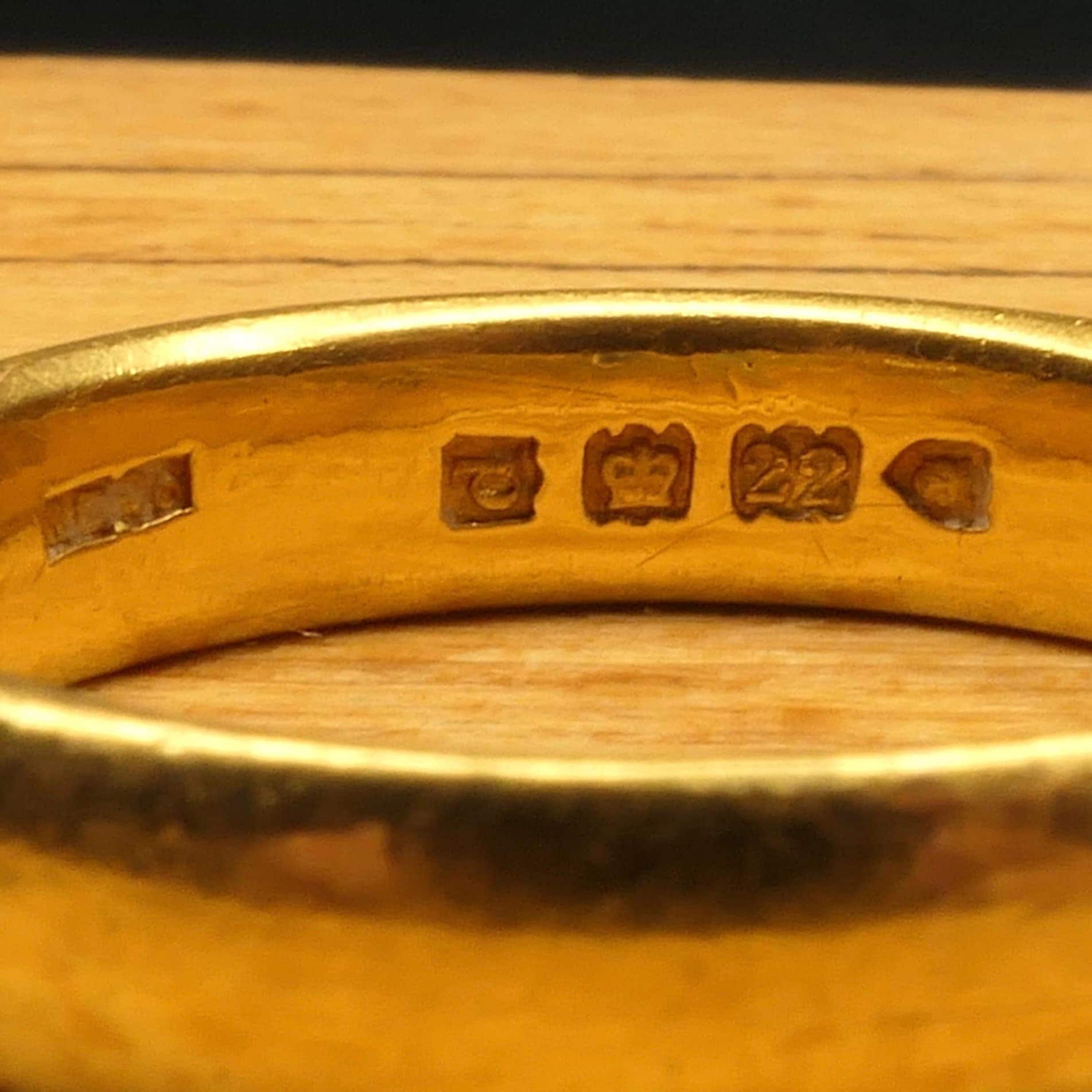 Gents antique 22ct gold wedding band ring, 8.3 grams