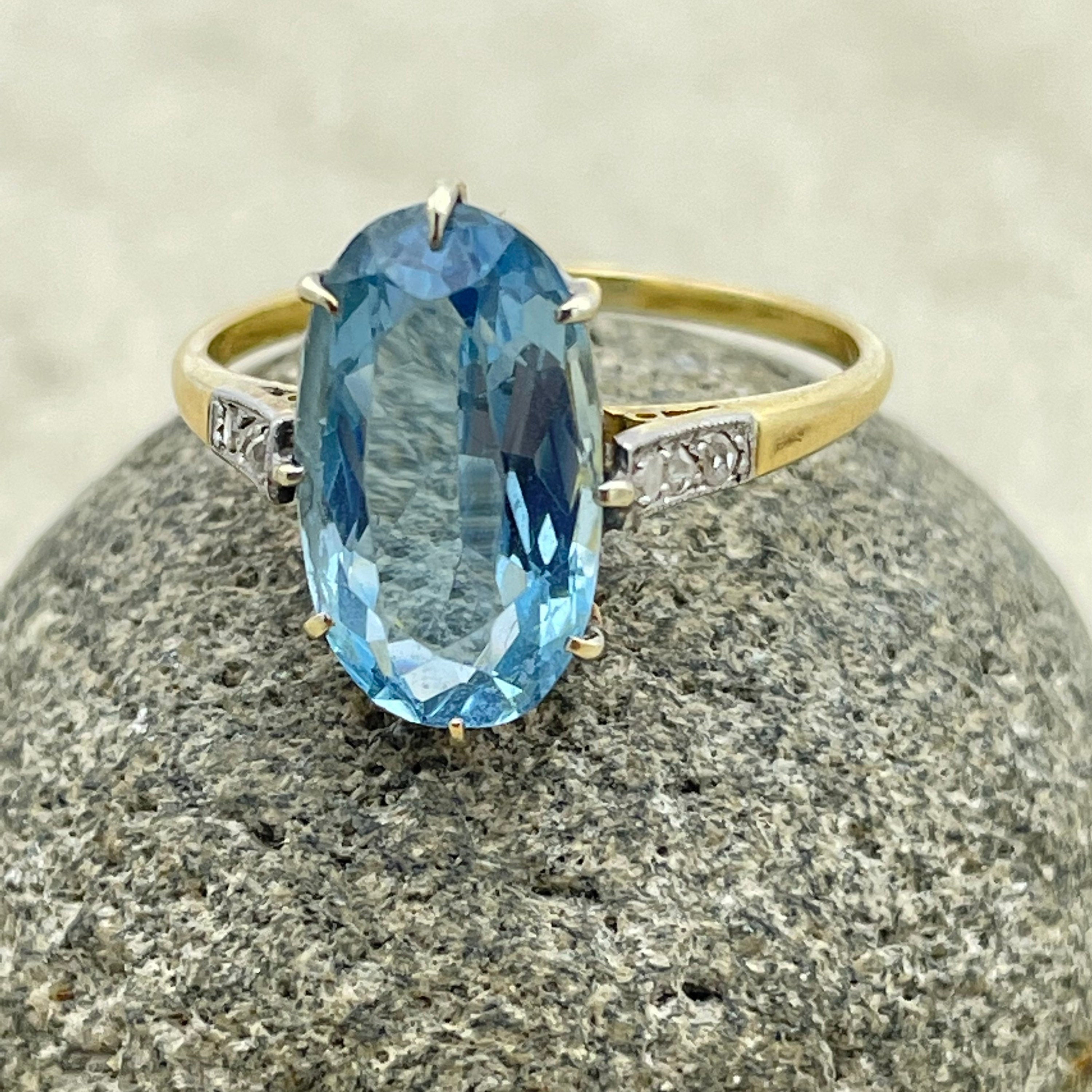 Art deco 18ct gold, aquamarine solitaire ring, with rose cut diamond shoulders, c1930s
