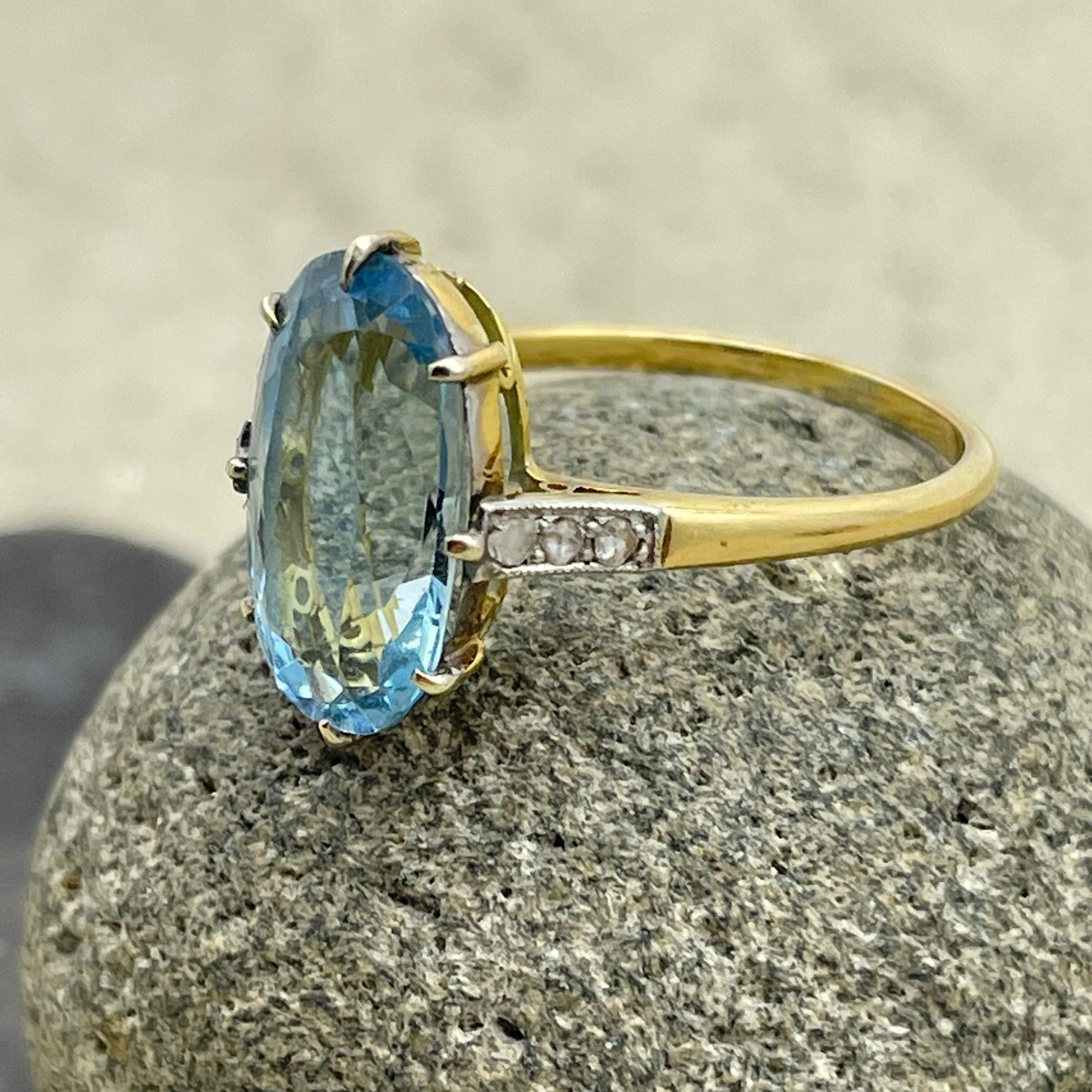Art deco 18ct gold, aquamarine solitaire ring, with rose cut diamond shoulders, c1930s