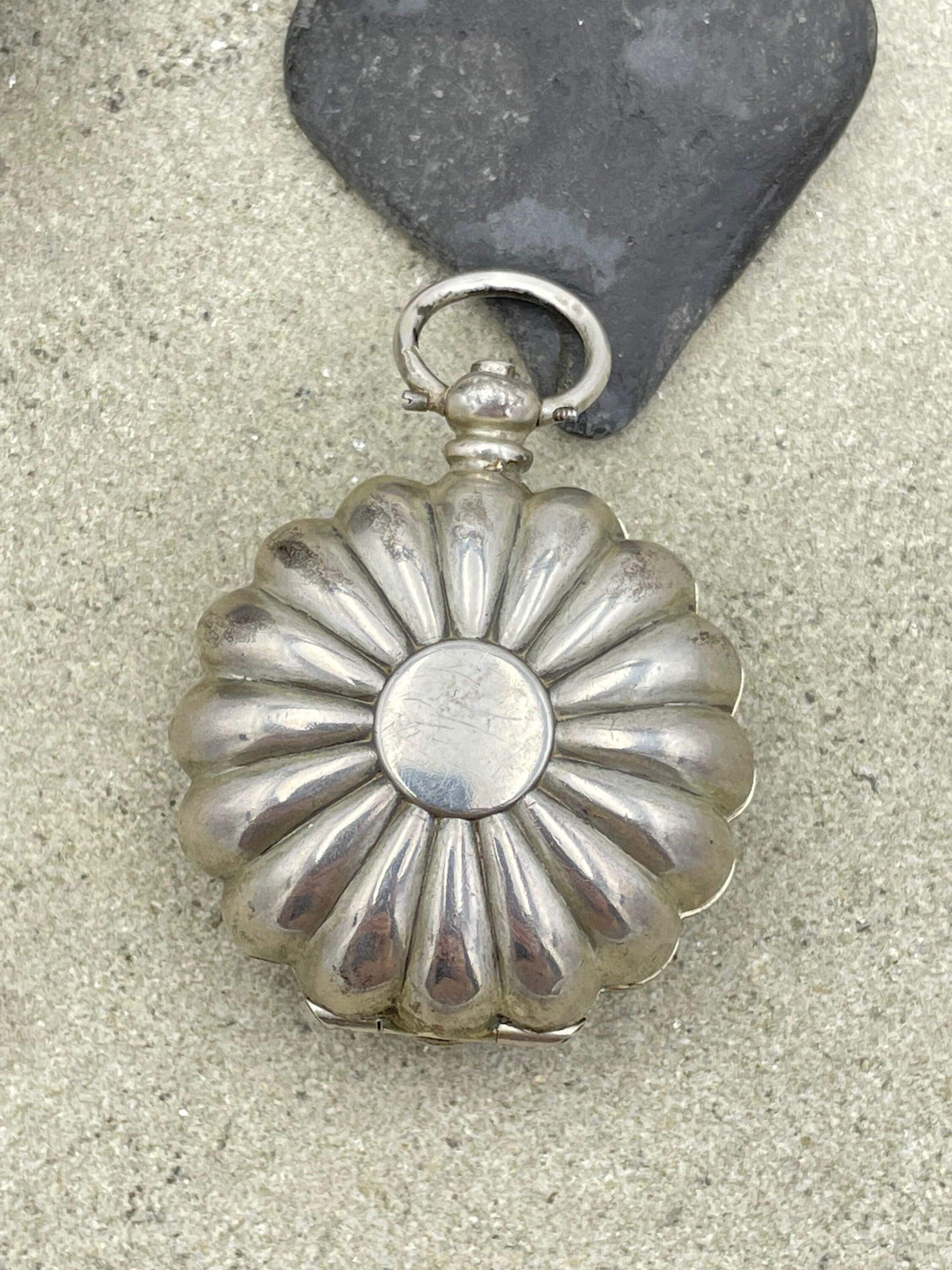 Victorian, deakin and francis, sterling silver sovereign holder, locket, pendant, chester hallmark 1890
