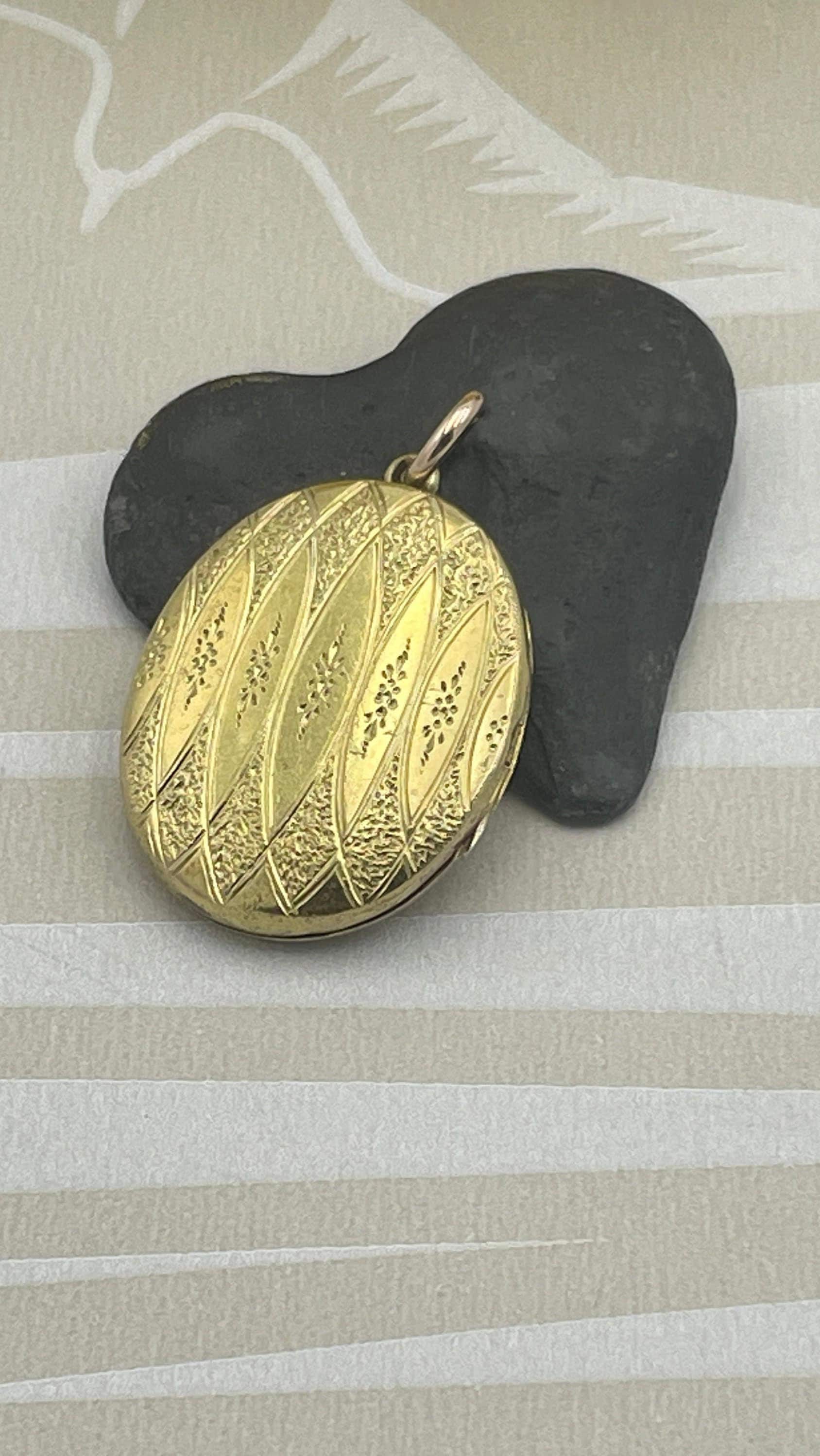 Antique, 18ct gold, oval locket, pendant
