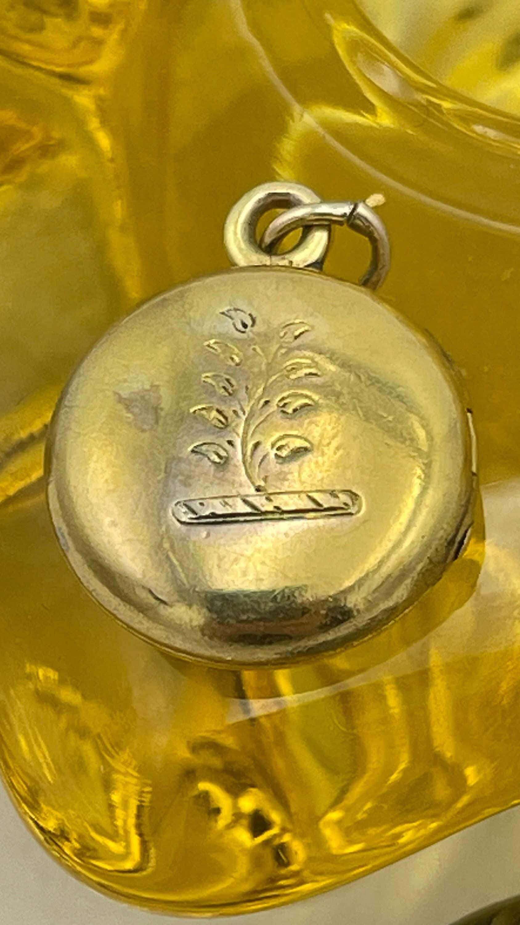 Victorian 15ct gold mourning locket