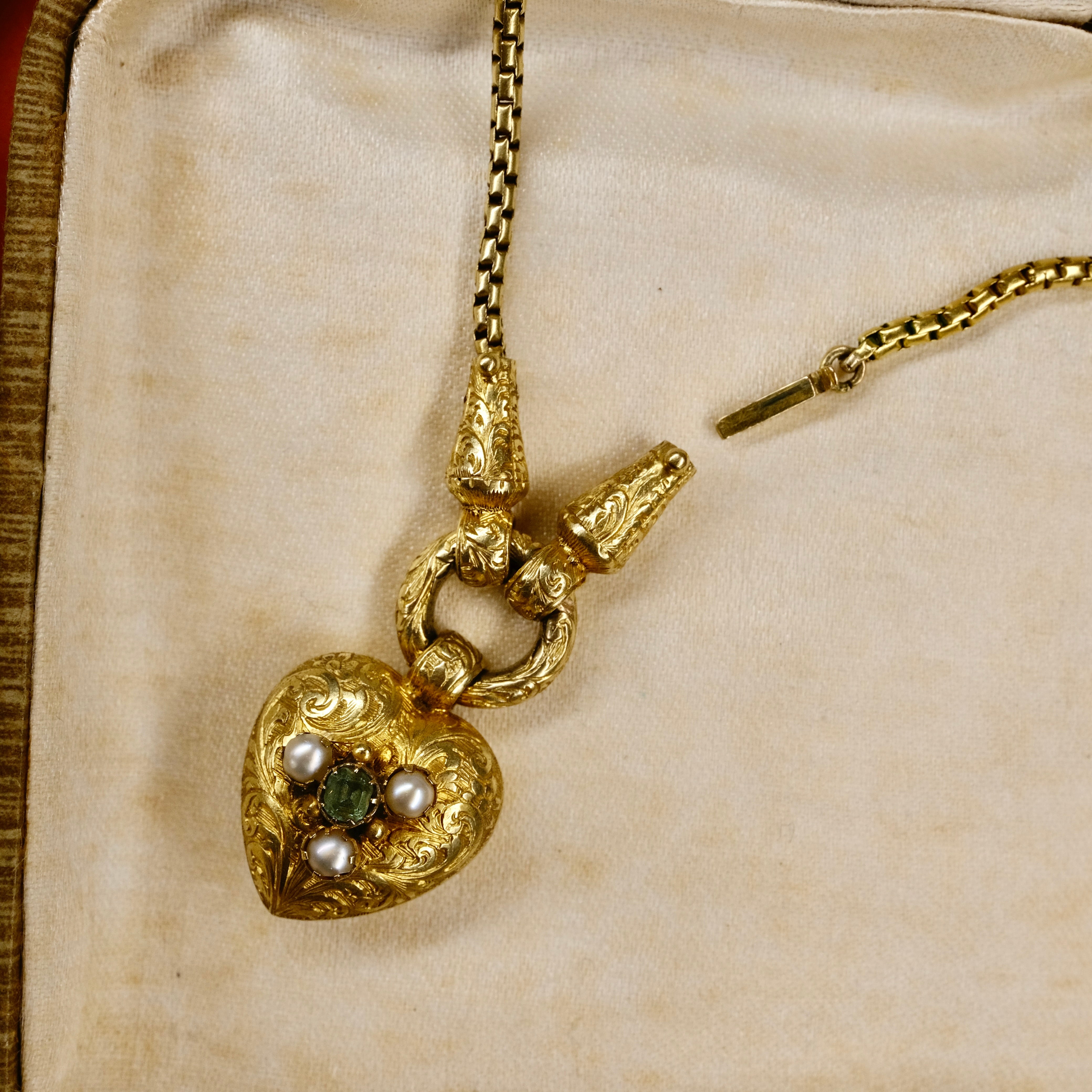 Antique, 15ct Gold Chased Heart Mourning Locket Necklace