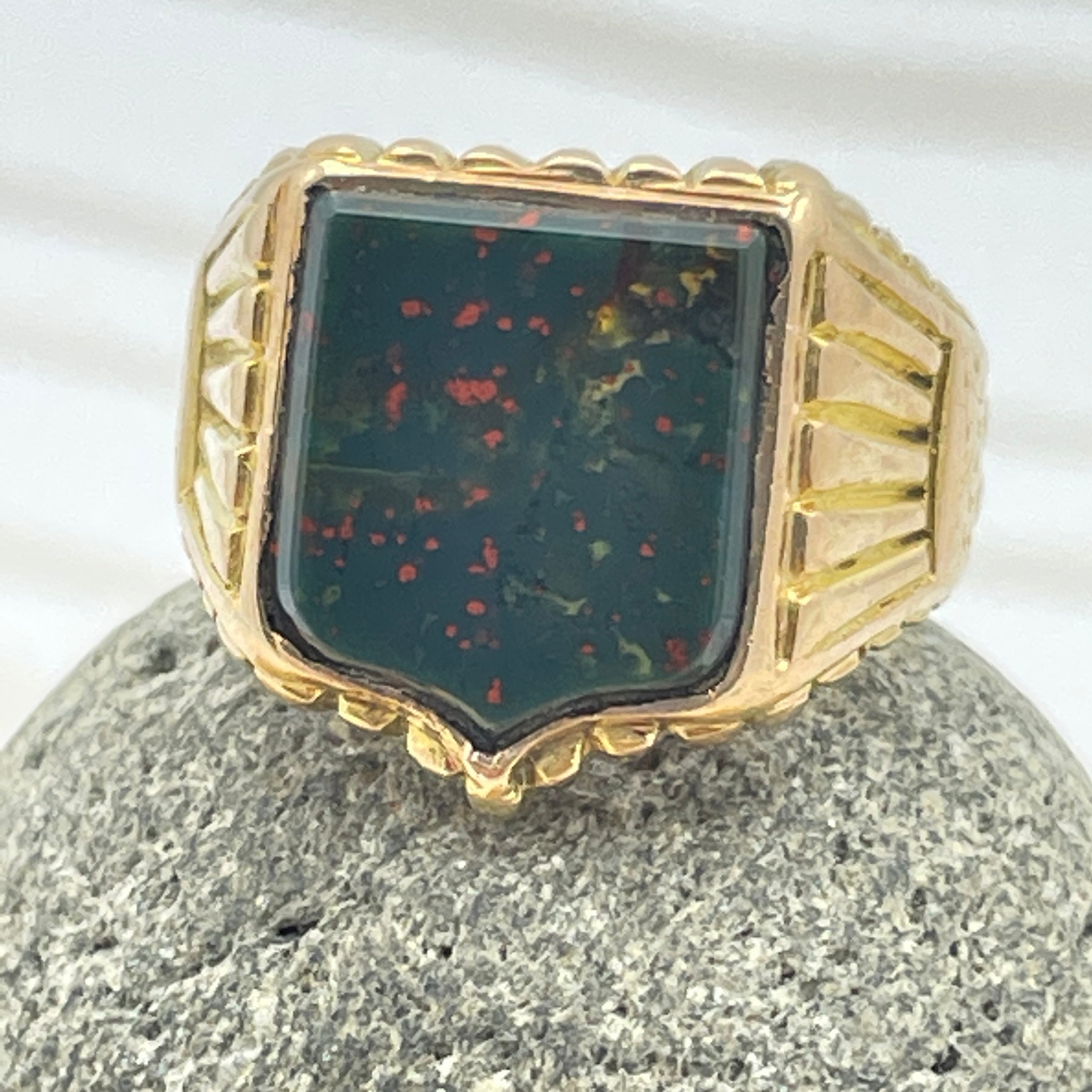 Lot - AN 18K YELLOW GOLD AND BLOODSTONE MEN'S SIGNET RING,